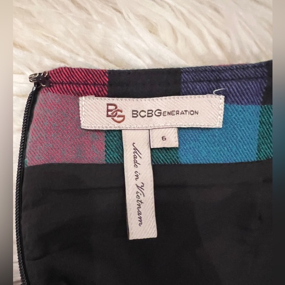 🤍 BCBGeneration 🤍 plaid multicolor mini skirt w/ welt pocket accents - size 6 - Picture 5 of 7